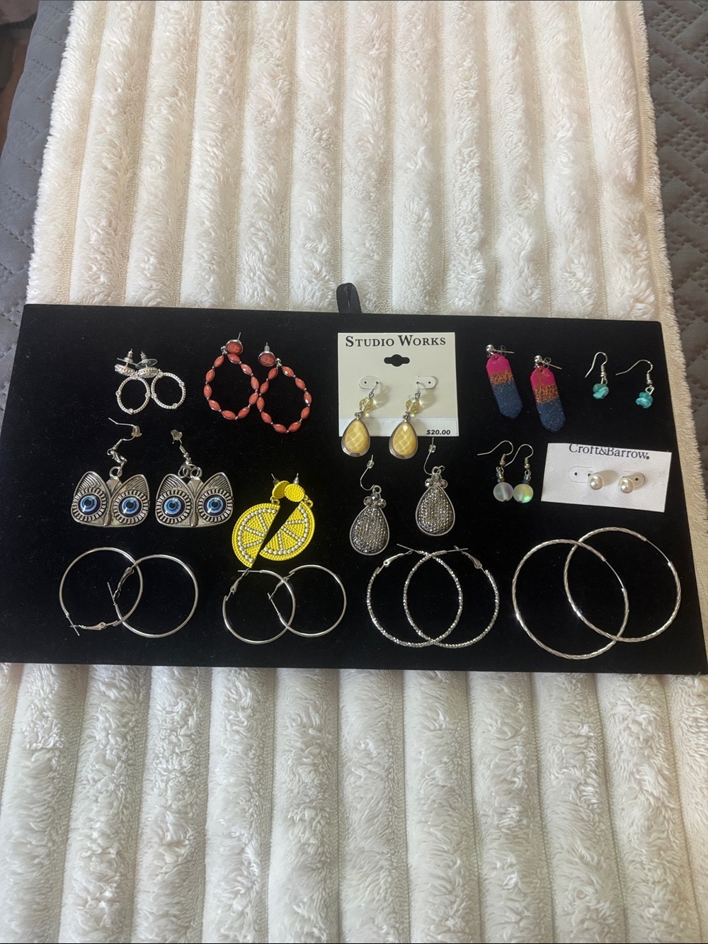 Lot of silvertone Vintage earrings. All in good condition.